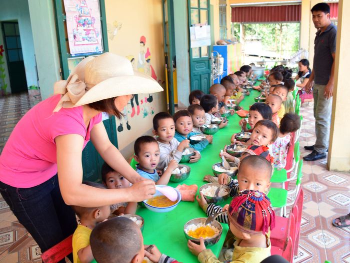  Giáo viên Mầm non tại Trường Tiểu học và Trung học cơ sở số 2 Tả Phời (TP LàoCai, tỉnh Lào Cai) chăm sóc bữa trưa cho học sinh.