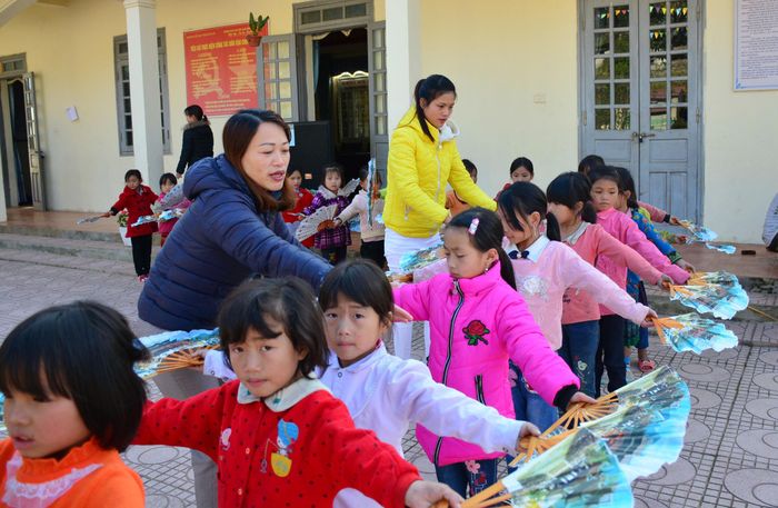  Các cô giáo Trường Phổ thông dân tộc bán trú Tiểu học Phăng Sô Lin (Xìn Hồ, Lai Châu) hướng dẫn học sinh tập văn nghệ.