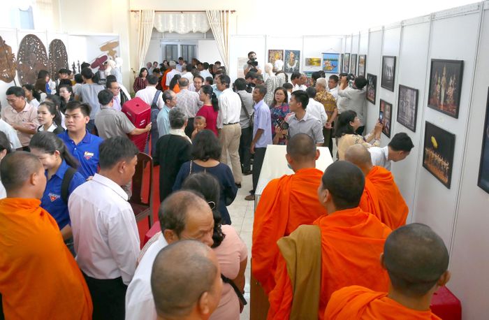 Đông đảo người dân và du khách tham quan triển lãm. Ảnh: HÀM LUÔNG