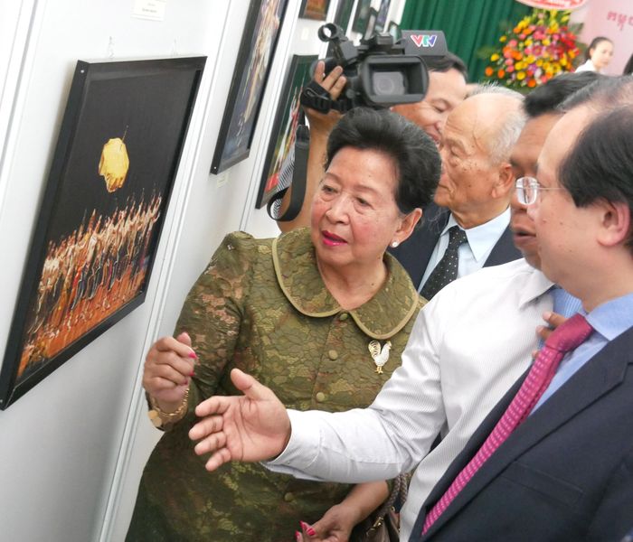 Bà Menh Kossony, Quốc Vụ khanh Bộ Văn hóa và Nghệ thuật Campuchia giới thiệu hình ảnh sinh hoạt văn hóa Campuchia cho khách tham quan. Ảnh: HÀM LUÔNG