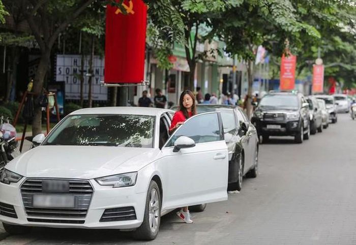 Midu bên xe hạng sang. 