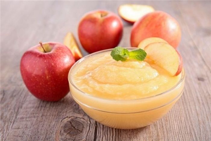  Sốt táo: Sử dụng sốt táo như một trong những thực phẩm có vị ngọt tự nhiên thay thế đường. Nước sốt làm từ quả táo là nguyên liệu lý tưởng để giảm đường trong chế biến các món ăn. Táo chứa chất xơ, kali, các vitamin, chất chống oxy hóa, vỏ táo cũng chứa nhiều thành phần rất tốt cho sức khỏe. Bởi vậy bạn không nên gọt bỏ vỏ táo khi làm sốt táo. 