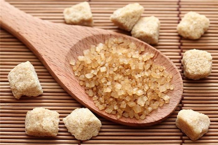  Đường mía: Đường mía thô chưa tinh luyện chứa các muối sắt, các muối khoáng tốt cho sức khỏe của bạn. Dù là một trong những chất ngọt tự nhiên có thể lựa chọn thay thế đường ăn thông thường nhưng bạn vẫn nên sử dụng ở mức tối thiểu. 