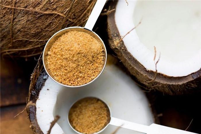  Đường dừa: Chứa một lượng nhỏ chất xơ và các chất dinh dưỡng. Mặc dù loại đường này tốt cho sức khỏe hơn đường ăn thông thường nhưng bạn vẫn chỉ nên tiêu thụ ở mức độ vừa phải. Có thể sử dụng một lượng nhỏ để tạo vị ngọt cho đồ uống, trà, hoặc tăng vị ngọt cho những món ăn. 