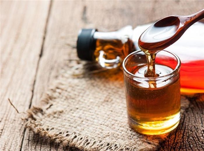  Siro cây phong: Chứa vitamin, khoáng chất và một lượng lớn chất chống oxy hóa, giúp tăng cường hệ thống miễn dịch. Tiêu thụ siro cây phong cũng giúp ngăn cảm giác thèm ăn vặt, giảm nguy cơ béo phì. Bằng việc sử dụng siro cây phong thay thế, bạn có thể cắt giảm tiêu thụ đường khoảng 33%. 