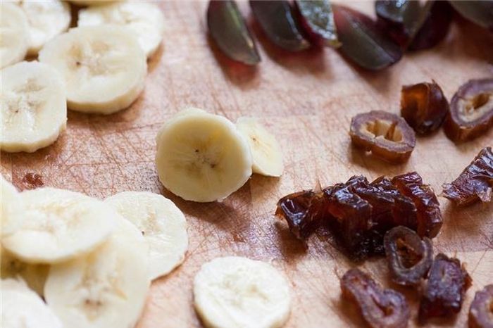  Trái cây: Các loại trái cây như chuối, quả sung, chà là… có thể là nguồn bổ sung chất ngọt tuyệt vời cho chế độ ăn ít đường. Nếu bạn thưởng thức hương vị của chuối, bạn sẽ thưởng thức nhiều chất xơ và kali hơn. Quả sung và chà là cung cấp các khoáng chất như canxi và sắt, và nho khô cũng là một loại trái cây thay thế đường rất tốt. Nếu bạn thích đồ uống lạnh, hãy đông lạnh chuối và thêm chúng vào sinh tố như một chất tạo ngọt tự nhiên. 