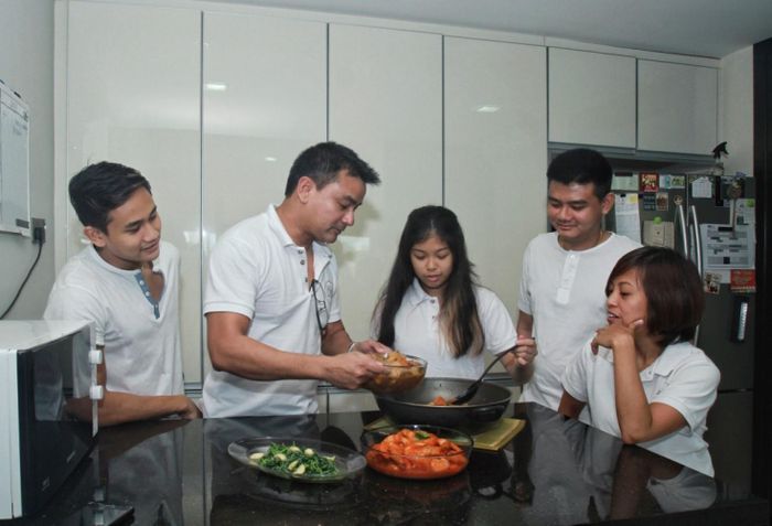 Ông Glenn Nunis nấu ăn cho gia đình