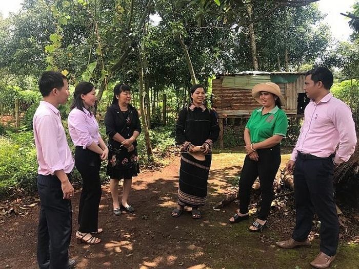 Cán bộ ngân hàng thường xuyên xuống tận các thôn bản, giải thích, hướng dẫn cho bà con để sử dụng đồng vốn hiệu quả