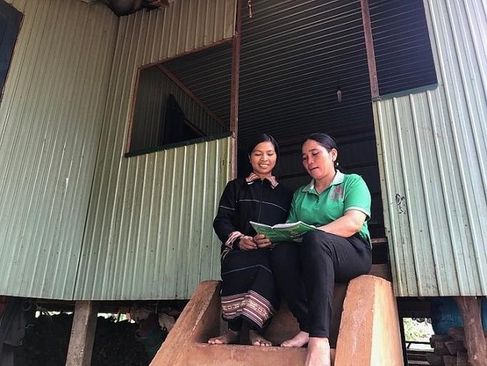 Chị em phụ nữ xã Ia Hrung hướng dẫn nhau vay vốn để thoát nghèo