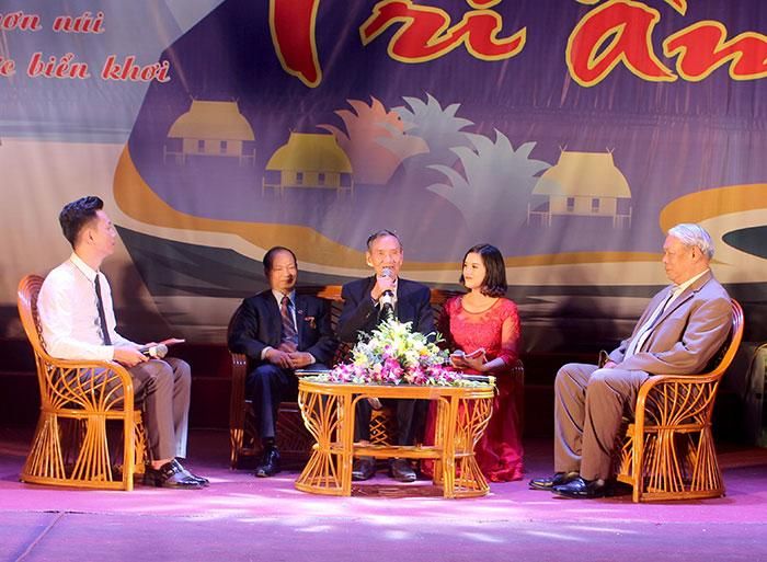 Đại diện đoàn giáo viên năm 1959 giao lưu với cựu cán bộ quản lý và cựu học sinh nhà trường.