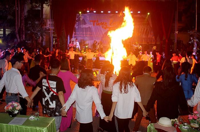 Đại biểu tham gia đốt lửa trại, múa xòe cùng cán bộ, giáo viên và học sinh Trường THPT thành phố Điện Biên Phủ.