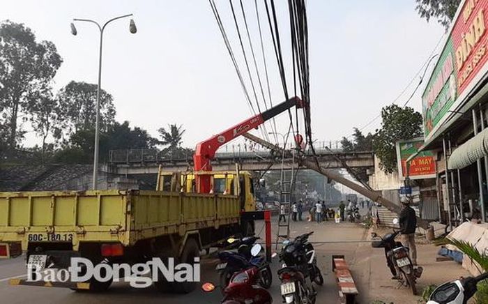 Lực lượng công an, bảo vệ dân phố tham gia thu dọn hiện trường vụ tai nạn