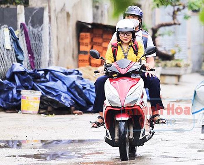  Cô giáo Đàm Thị Thế Dương cùng học trò đến trường. 