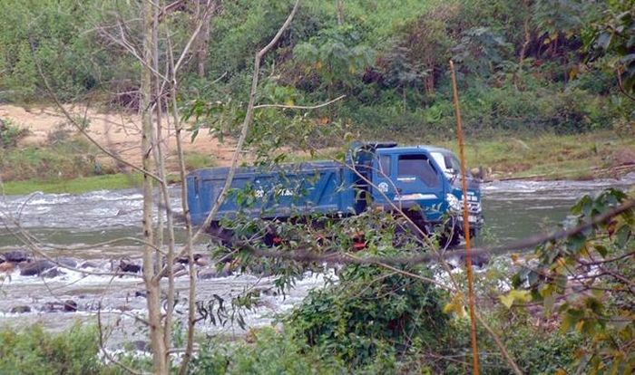... Nên chiếc xe tải đành rời đi khi chưa được "ăn" cát.