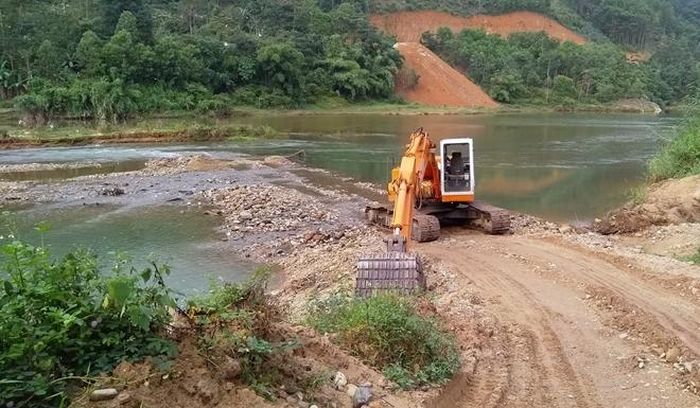 Tình trạng "cát tặc" trên dòng A Vương đoạn qua địa bàn huyện Đông Giang có dấu hiệu hoạt động trong thời gian dài nhưng chưa được xử lý triệt để.