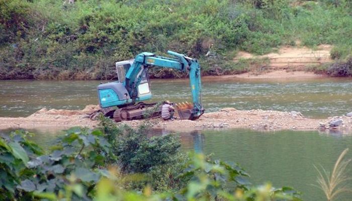 Xe múc tại điểm khai thác cát, sỏi trái phép trên sông A Vương đoạn qua xã Zà Hung, huyện Đông Giang bị hỏng...