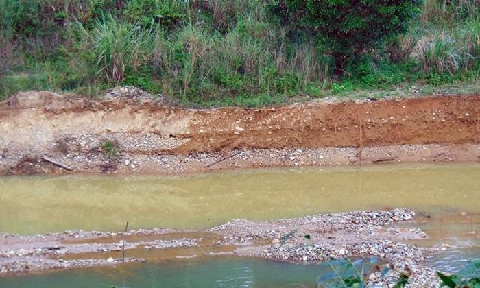 Điểm khai thác cát, sỏi trái phép trên sông A Vương đoạn qua địa bàn thị trấn Prao có dấu hiệu hoạt động trong thời gian dài.