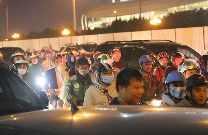 Nhiều thời điểm các phương tiện kẹt cứng.