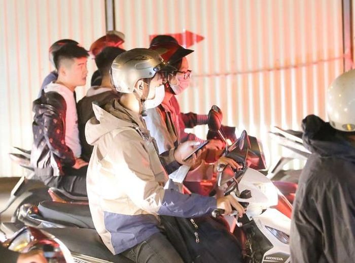 Người hâm mộ vừa chôn chân tại chỗ vừa gọi điện cho người thân để được hướng dẫn đường đi.