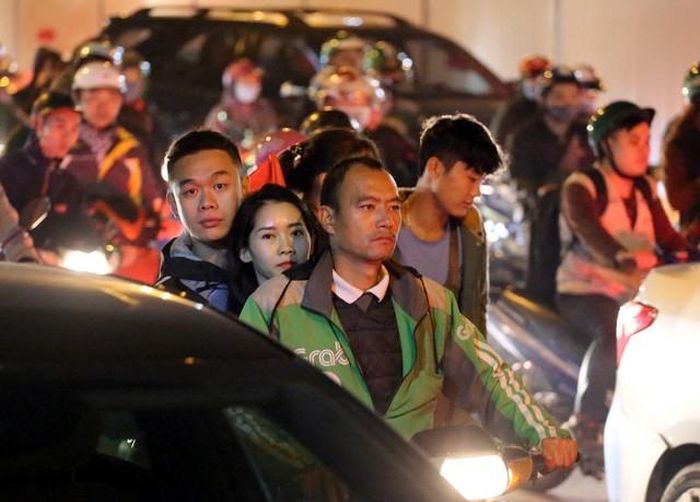 Đôi nam nữ gửi xe ô tô cách sân hơn 1km rồi bắt xe ôm vào nhưng vẫn phải chịu cảnh ùn tăc.