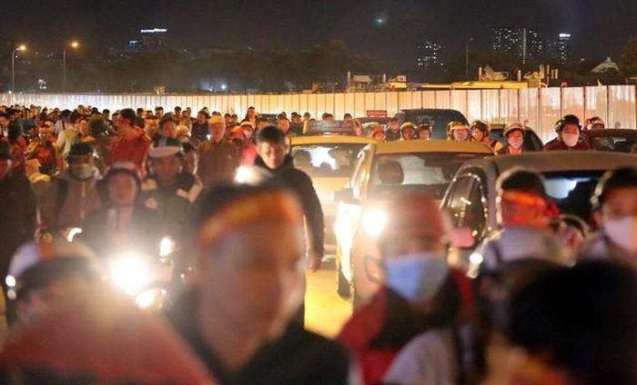 Chính vì vậy, rất nhiều CĐV vô cùng lo lắng trước giờ bóng lăn không vào được bên trong sân.