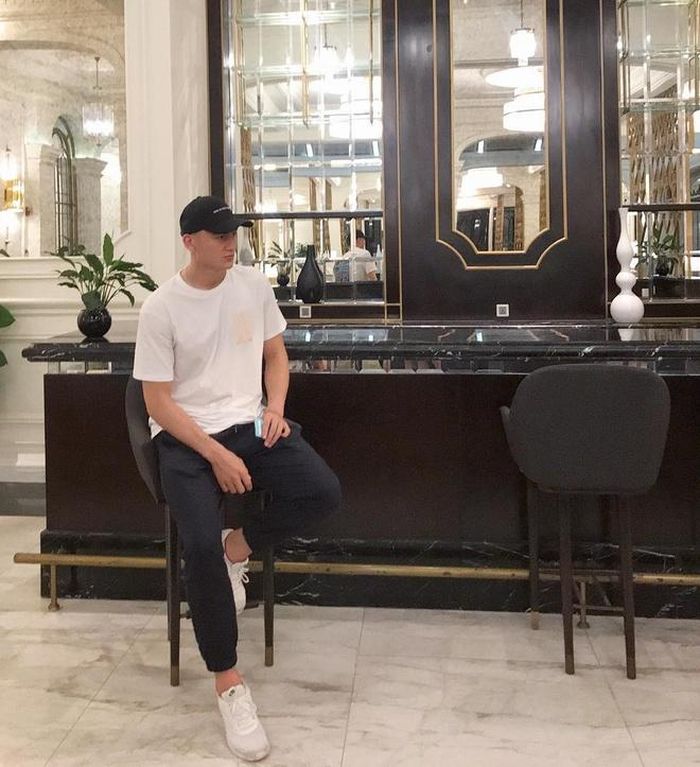 Phong cách thời trang của Đặng Văn Lâm khá sành điệu, đáng để các bạn nam học theo. Chỉ cần mix áo phông với quần vải, mang giày sneakers rồi đội thêm mũ lưỡi trai, bạn đã có outfit gọn gàng, phù hợp với cả đi học, đi làm lẫn đi chơi.