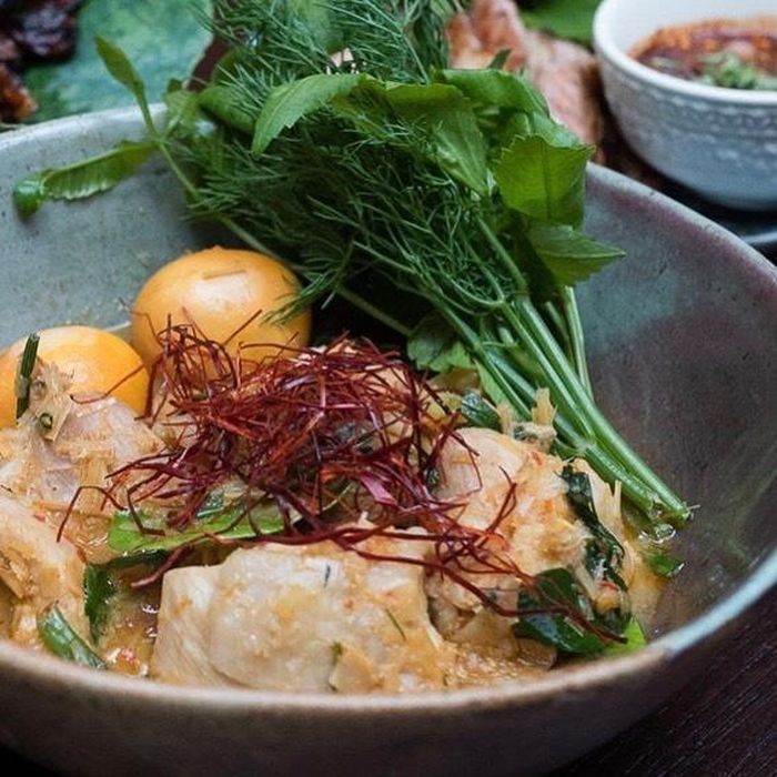 Mok Gai Kai On và Yum Neam Kao Tod là 2 món ăn được ưa chuộng nhất tại nhà hàng. Mok Gai Kai On là món được chế biến từ gà. Gà được hấp mềm và ăn kèm với lòng trứng đỏ. Tất cả được hòa quyện với thảo quả và các loại thảo mộc Thái Lan, mang lại hương thơm đặc biệt. Giá của phần ăn này là 250 baht (khoảng 195.000 đồng). Ảnh: Anemone_kate, BurapaEasternThai. 