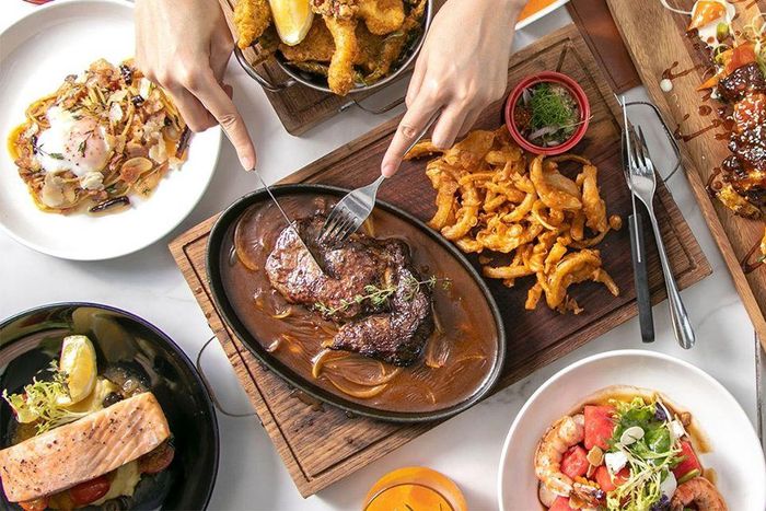 Món ăn nổi bật nhất tại đây là các loại cocktail với nhiều hương vị khác nhau, mức giá từ 260 baht (khoảng 200.000 đồng). Ngoài ra, ở đây còn có các món ăn với phong cách Á - Âu được bài trí đẹp và lạ miệng. Món được nhiều thực khách lựa chọn thưởng thức khi đến nhà hàng là Pork Chop Apple Caramel, gồm thịt heo mềm xào táo sốt caramel, ăn kèm cà chua khô và khoai tây nghiền bơ. Pork Chop Apple Caramel có giá 380 baht (gần 300.000 đồng). Ảnh: TopKnotBangkok.