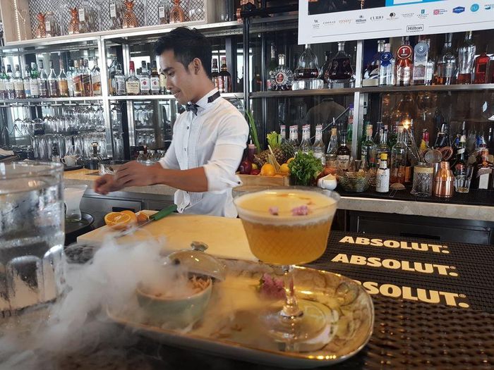 Bạn có thể bắt đầu buổi tối với thức uống Citrus Mojito, một ly rượu hấp dẫn với hương cam, giá 450 baht (gần 350.000 đồng). Nhiều thực khách từng trải nghiệm thức uống này, cũng gợi ý nên thưởng thức kèm món thịt gà ướp sả nướng. Đây được xem là sự kết hợp hoàn hảo mà các tín đồ ẩm thực không thể bỏ lỡ. Ảnh: Threesixtyrooftoplounge.