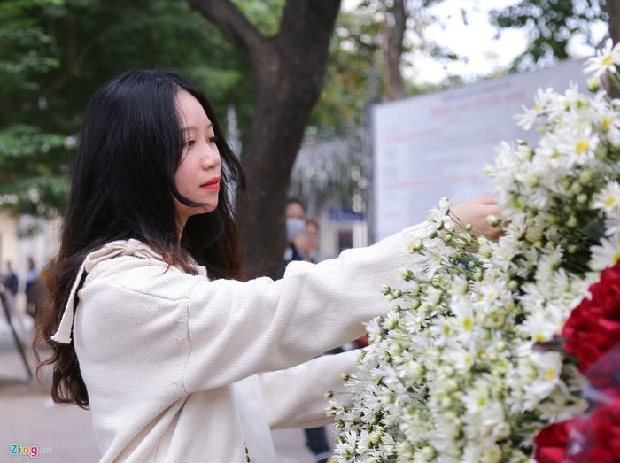Đang mùa cúc họa mi nở rộ, nên nhiều bạn trẻ lựa chọn loại hoa này làm quà tặng thầy cô. Hà Thương (sinh viên Đại học Quốc gia Hà Nội) chọn hoa cúc họa mi vì vừa túi tiền, có thể tiết kiệm để mua được thêm giỏ hoa quà tặng. 
