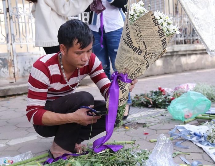 Trong buổi sáng ngày 20/11, anh Nguyễn Đông đã bán được tới 50 bó cúc họa mi, giá 30.000 đồng/bó. Để có được số lượng hoa lớn như vậy anh đã phải lấy hàng từ 18h30 hôm trước. Theo anh, cúc họa mi hiện đã cháy hàng tại chợ Quảng An. 