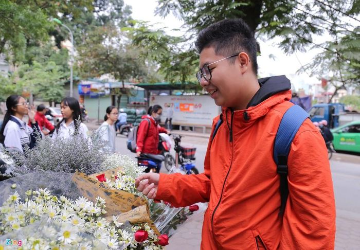 Việt Tùng (học sinh lớp 10) đang rất háo hức mua hoa để mang vào tặng cô chủ nhiệm cũ cùng một quyển sổ tự làm. Các bạn cùng lớp Tùng cũng chuẩn bị nhiều phần quà và văn nghệ để tặng cô giáo. 