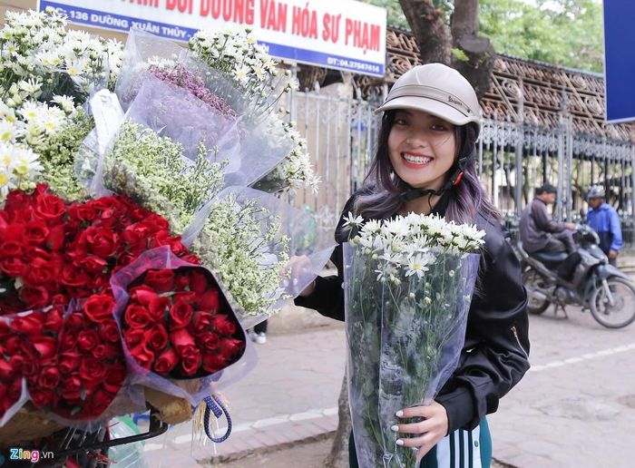 Có rất nhiều hoa để lựa chọn, nhưng Thu Hằng (sinh viên Cao đẳng Múa Việt Nam) vẫn quyết định lựa chọn cúc họa mi vì loài hoa này nhẹ nhàng, xinh xắn, giống với những gì bản thân nghĩ về cô giáo của mình. 