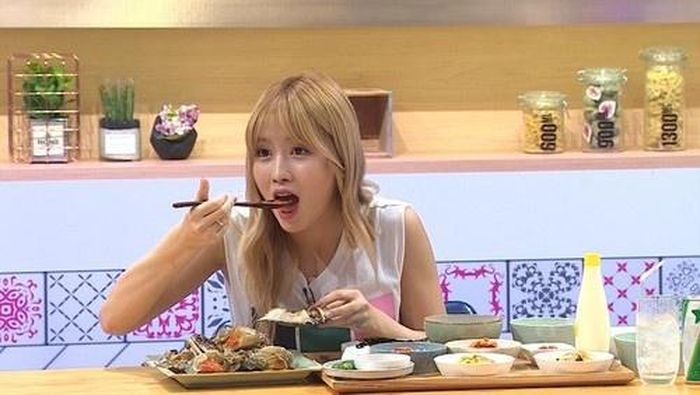 Sau khi áp dụng cách giảm cân cực đoan, Momo đã bị nôn khi ăn quá nhiều thức ăn. Ảnh: Koreaboo.