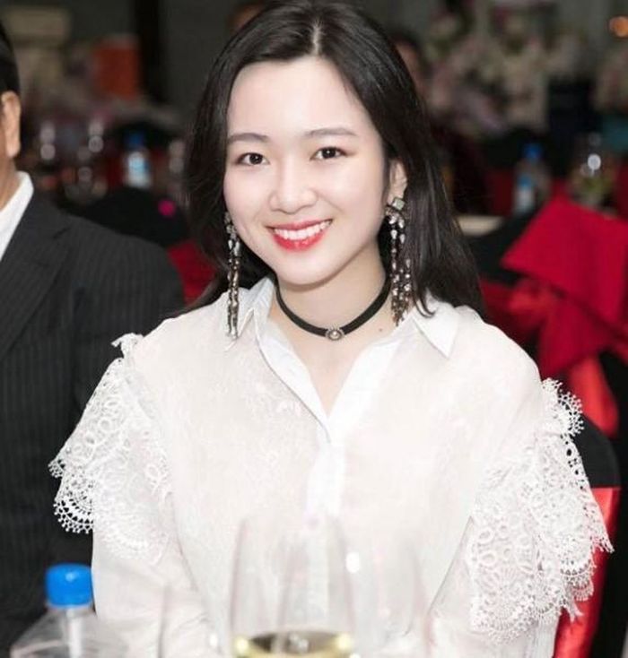 Sinh ra trong nhung lụa, Anh Sa được gia đình cho đi du học từ sớm để sau này đảm nhận công việc trong tập đoàn của bố. Cô từng là sinh viên ngành tiếp thị tại Đại học Lehigh tại Pennsylvania. Đây là ngôi trường nằm trong top cao về đào tạo tiếp thị ở Mỹ. 