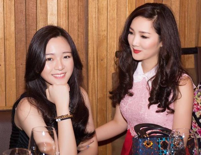 Giáng My tâm sự cô chỉ có một người con, nên dành mọi tình yêu, sự quan tâm, tài sản cho Anh Sa. Nhưng quan điểm của cô là "không cho con cá, chỉ cho cần câu". Người đẹp tự hào khi được con gái coi như một người bạn, chia sẻ mọi chuyện, từ học tập đến tình cảm riêng tư. "Tôi làm được điều đó dễ dàng vì tôi luôn lắng nghe con mình hơn là gắt gao phản đối, hoặc thể hiện thái độ tiêu cực" - Giáng My nói. 