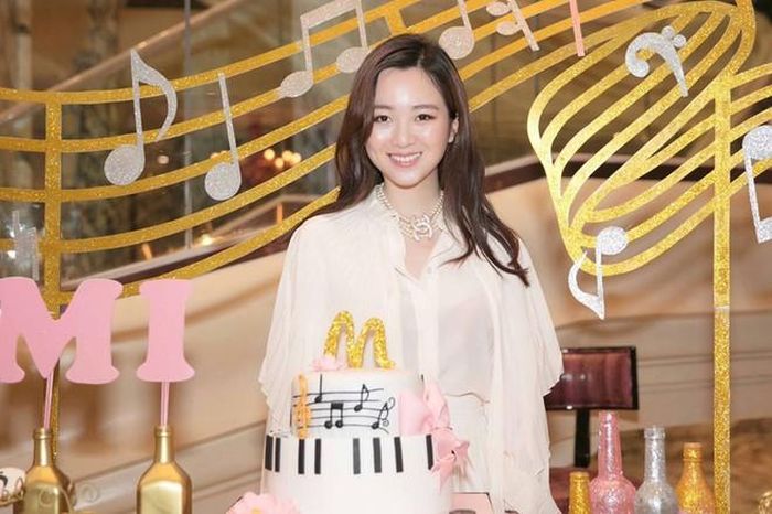 Anh Sa có vẻ đẹp dịu dàng, nền nã giống mẹ. Nhiều người cho rằng gương mặt của cô phù hợp với các cuộc thi hoa hậu. Gu thời trang của con gái Giáng My cũng ấn tượng, theo phong cách sang trọng, không quá sexy. 