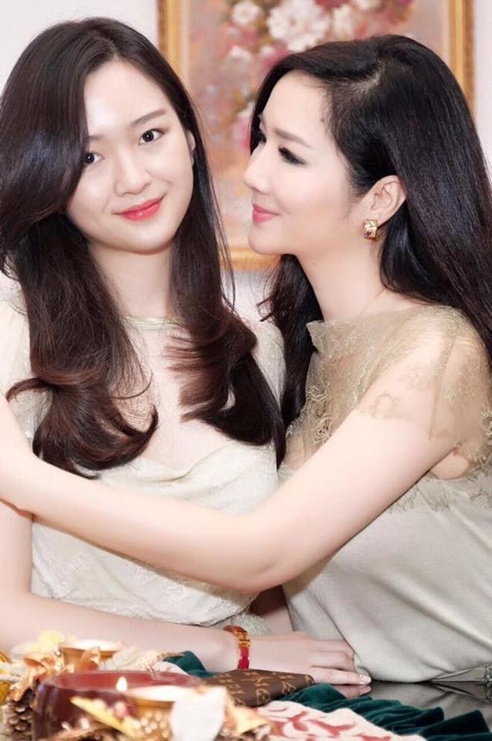 Trong những bức hình trước đây của hai mẹ con, Anh Sa thường được nhận xét giống Hoa hậu Giáng My thời trẻ. 9X và mẹ thường xuyên diện trang phục đồng điệu khi xuất hiện cạnh nhau. 