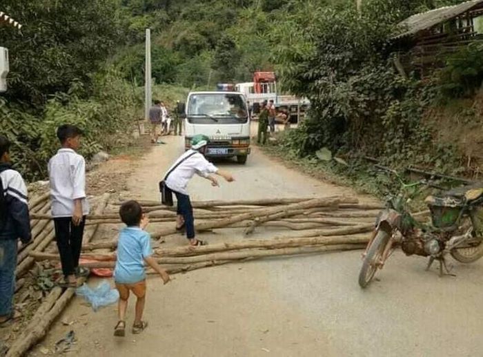 Sự thật CSGT đã lập biên bản và tạm giữ một số phương tiện do học sinh điều khiển nên bị một số người gây ra hành vi trên.