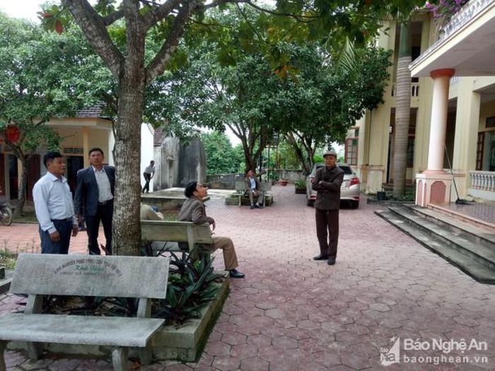 Cán bộ xã Minh Thành lo lắng chạy ra khỏi trụ sở làm việc. Ảnh: Văn Trường