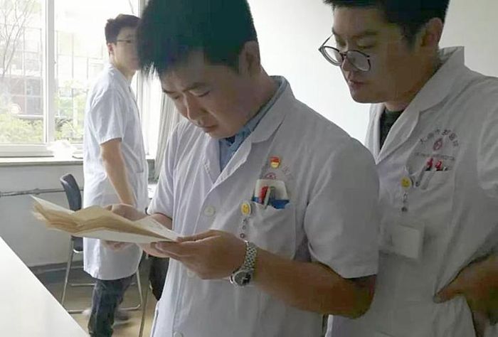 Các bác sĩ xúc động khi đọc thư cảm ơn của người nhà bệnh nhân vừa qua đời.