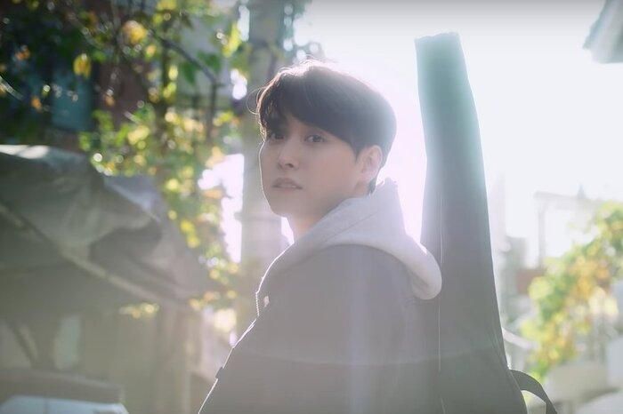  Anh chàng Sungmin lãng tử với cây đàn ghi ta trong lần trở lại này.