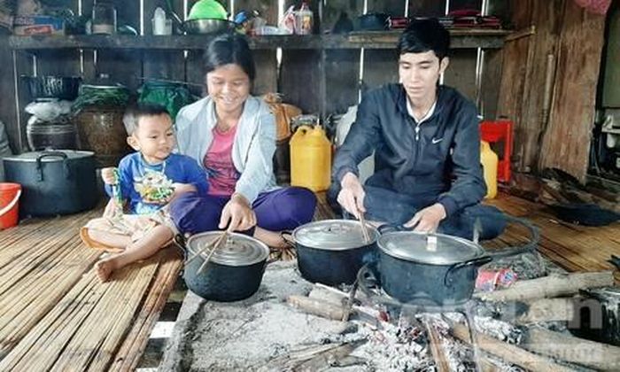 Thầy Tuyền đều đặn đến nhà phụ huynh làm công tác tư tưởng để cho con đi học