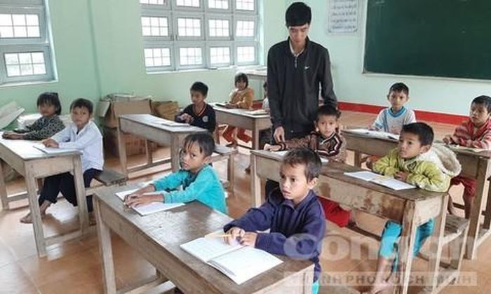 Thầy Tuyền vừa dạy lớp 1, vừa dạy lớp 2
