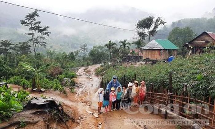 Ở đây cứ trời sáng là học sinh đến lớp, chứ không theo giờ
