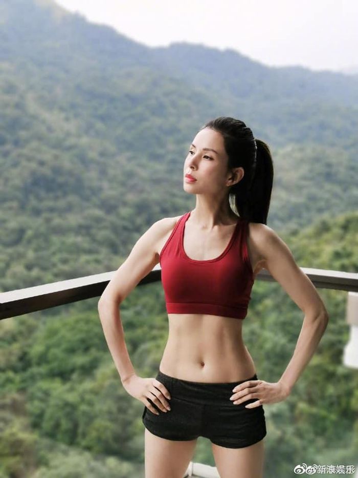Vóc dáng của Lý Nhược Đồng ở tuổi 46.