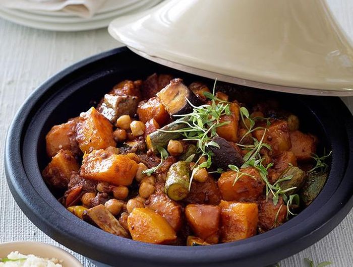 Tagine được chế biến từ các nguyên liệu như thịt, trứng, ra, rau thơm và các gia vị khác. Đặc biệt, món ăn được trình bày trong một chiếc bình sứ với nhiều hoa văn bắt mắt, tạo cảm giác thích thú cho khách du lịch