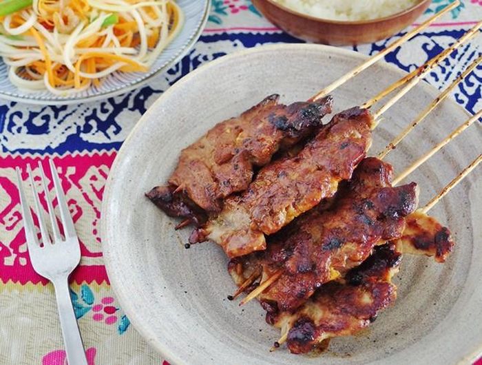 Món ăn đường phố nổi tiếng này thường được chế biến bởi thịt heo ướp cùng với nước mắm, rau mùi và nước cốt dừa, sau đó nướng trên than hồng. Bạn có thể ăn không hoặc ăn kèm xôi