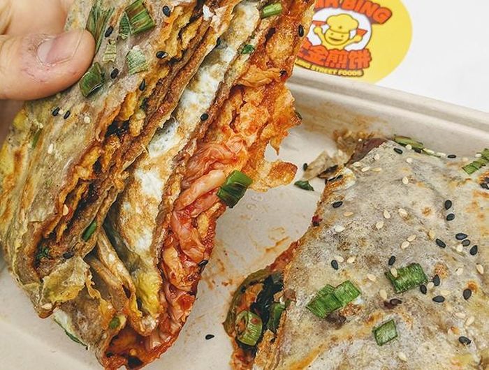 Loại bánh này được làm từ bột tráng mỏng trên một chiếc chảo phẳng chuyên dụng, sau đó cho thêm trứng, hành rồi lớp vỏ hoành thánh chiên giòn cùng sốt tương đậu. Ngoài ra, bánh Jian Bing cũng được biến tấu với nhiều loại nhân khác nhau
