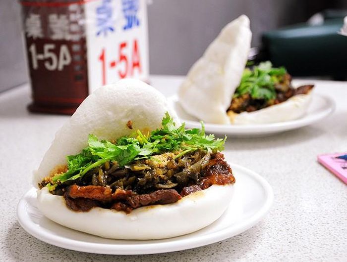 Bánh bao kẹp thịt Gua Bao được biết đến như món burger nổi tiếng của Đài Loan. Thịt heo miếng được kho nhuyễn, ướp đậm đà gia vị, thơm phức kẹp giữa miếng bánh bao hấp